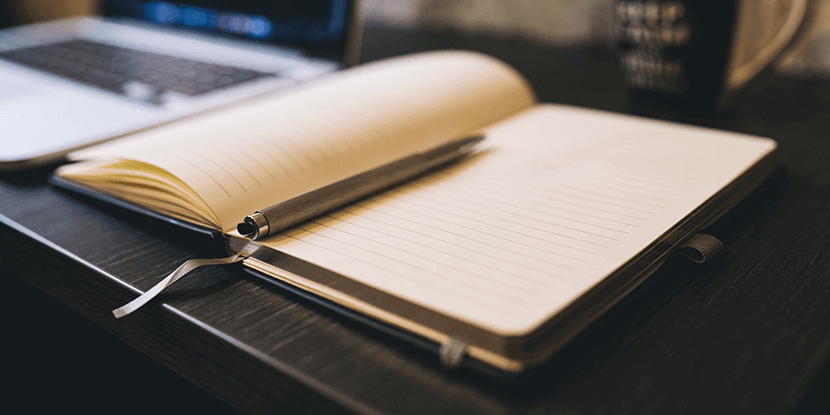 Schrijf je ideeën voor blogberichten op in een notitieboekje