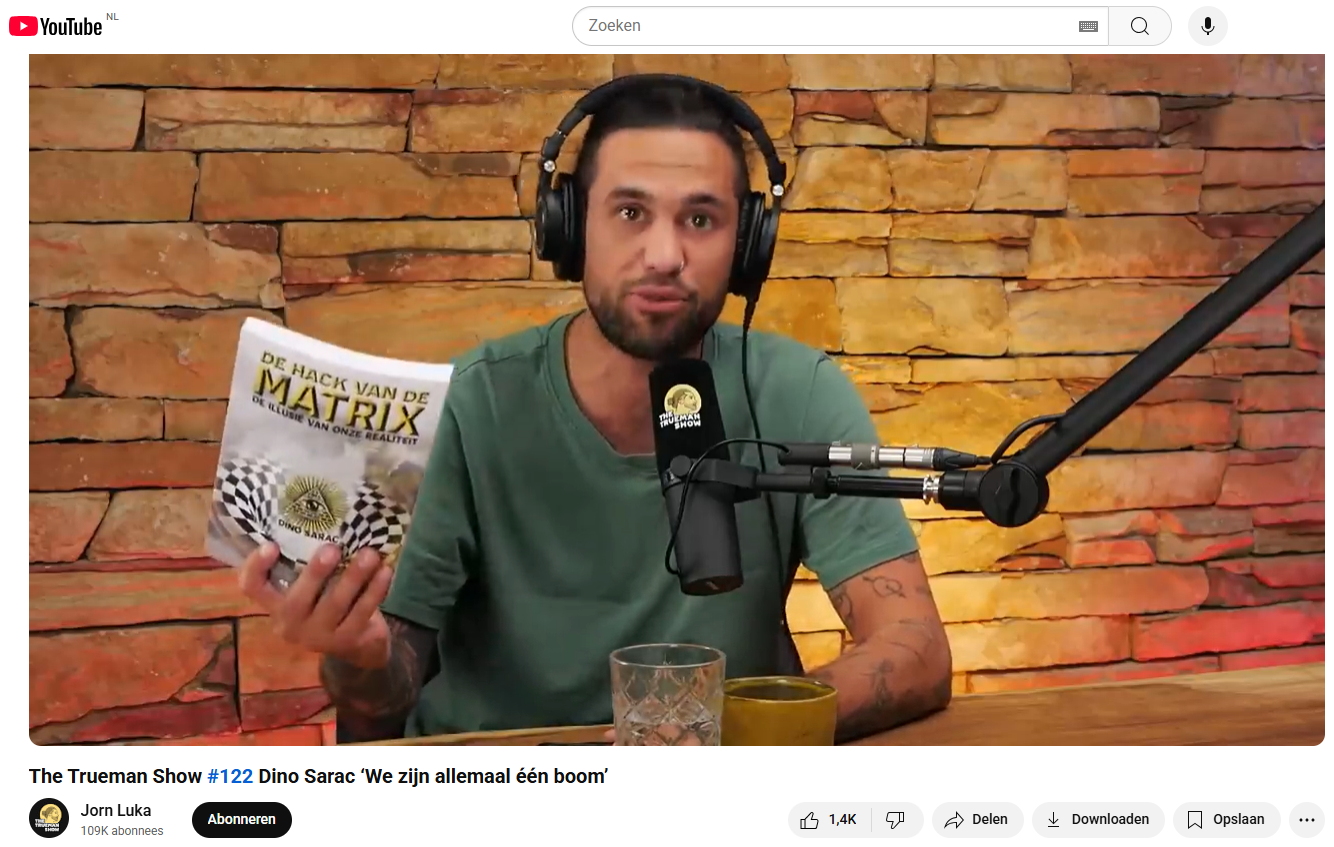 Dino Sarac houdt zijn boek De hack van de Matrix omhoog tijdens zijn gastoptreden in aflevering #122 van The Trueman Show met presentator Jorn Luka op YouTube.