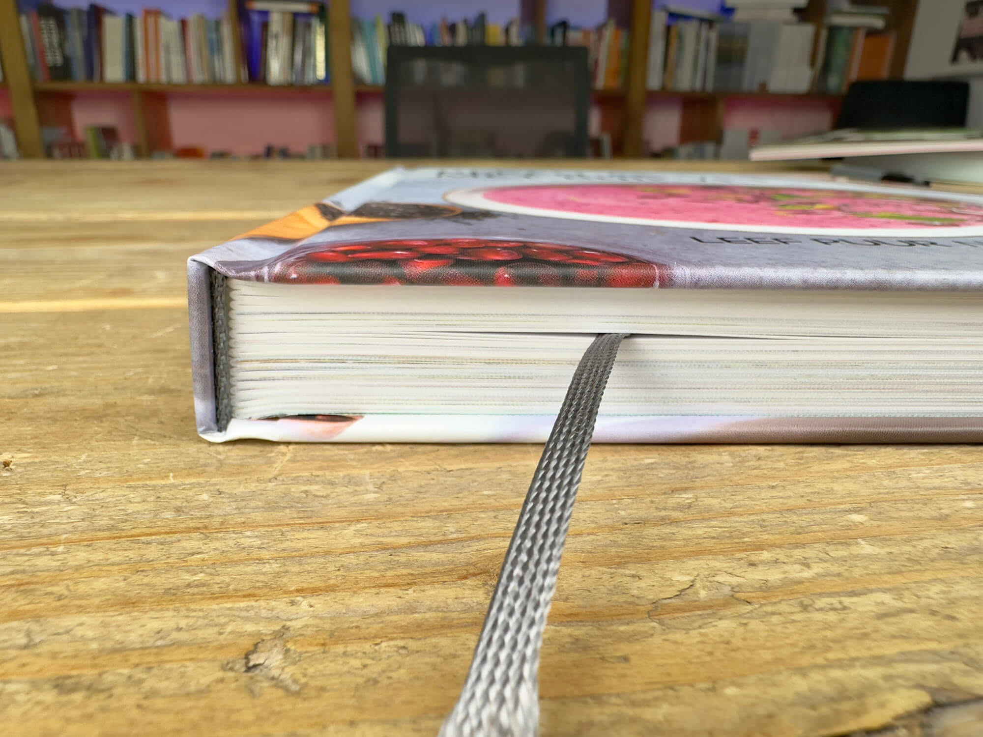 Een hardcover boek met leeslint