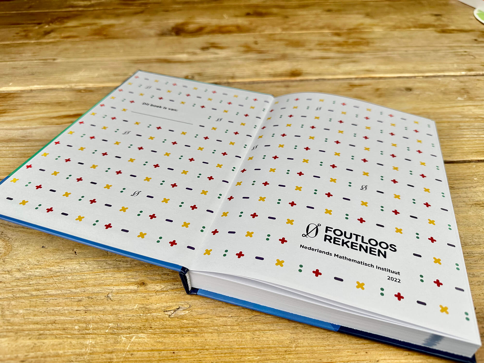 Een hardcover boek met bedrukte schutbladen