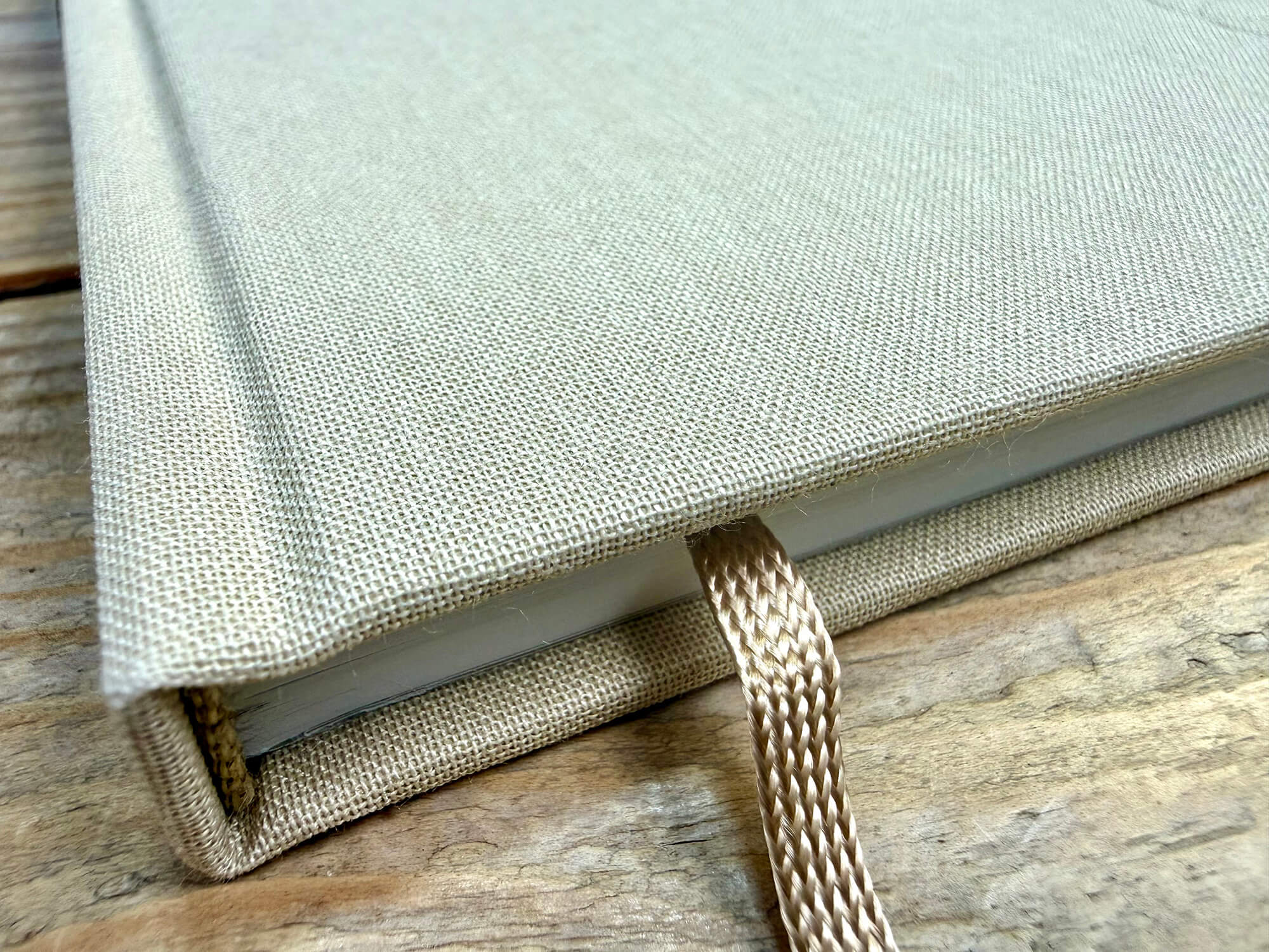 Een boek met een linnen omslag